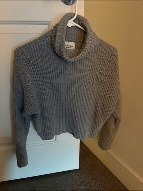Abercrombie & Fitch Cropped Gray Ribbed Turtleneck Sweater